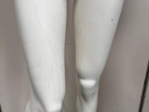 Mannequin femme complet sur socle en verre – fibre de verre blanc mat – H180 cm