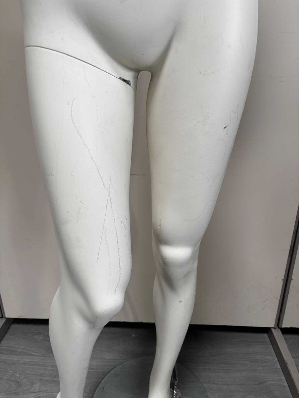 Mannequin femme complet sur socle en verre – fibre de verre blanc mat – H180 cm
