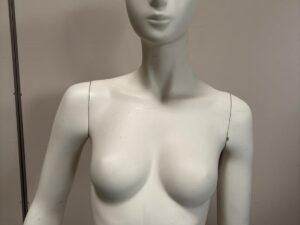 Mannequin femme complet sur socle en verre – fibre de verre blanc mat – H177 cm