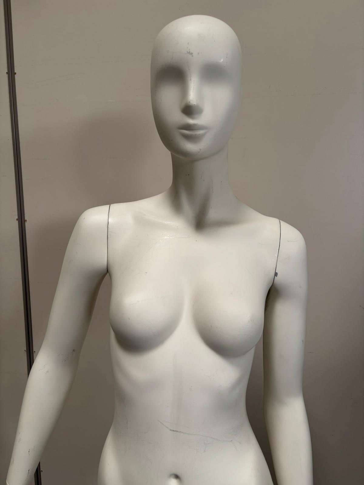 Mannequin femme complet sur socle en verre – fibre de verre blanc mat – H177 cm
