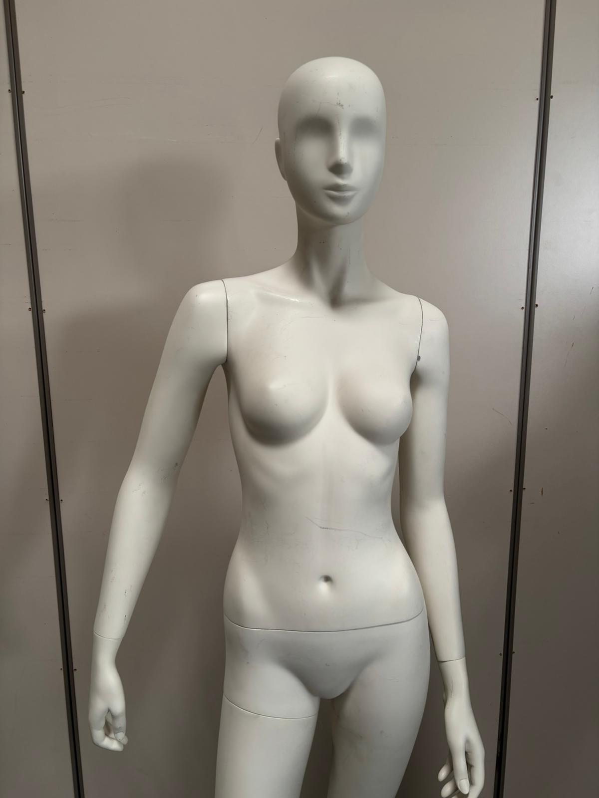 Mannequin femme complet sur socle en verre – fibre de verre blanc mat – H177 cm