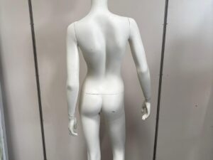 Mannequin femme complet sur socle en verre – fibre de verre blanc mat – H177 cm