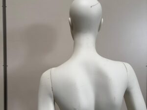 Mannequin femme complet sur socle en verre – fibre de verre blanc mat – H177 cm