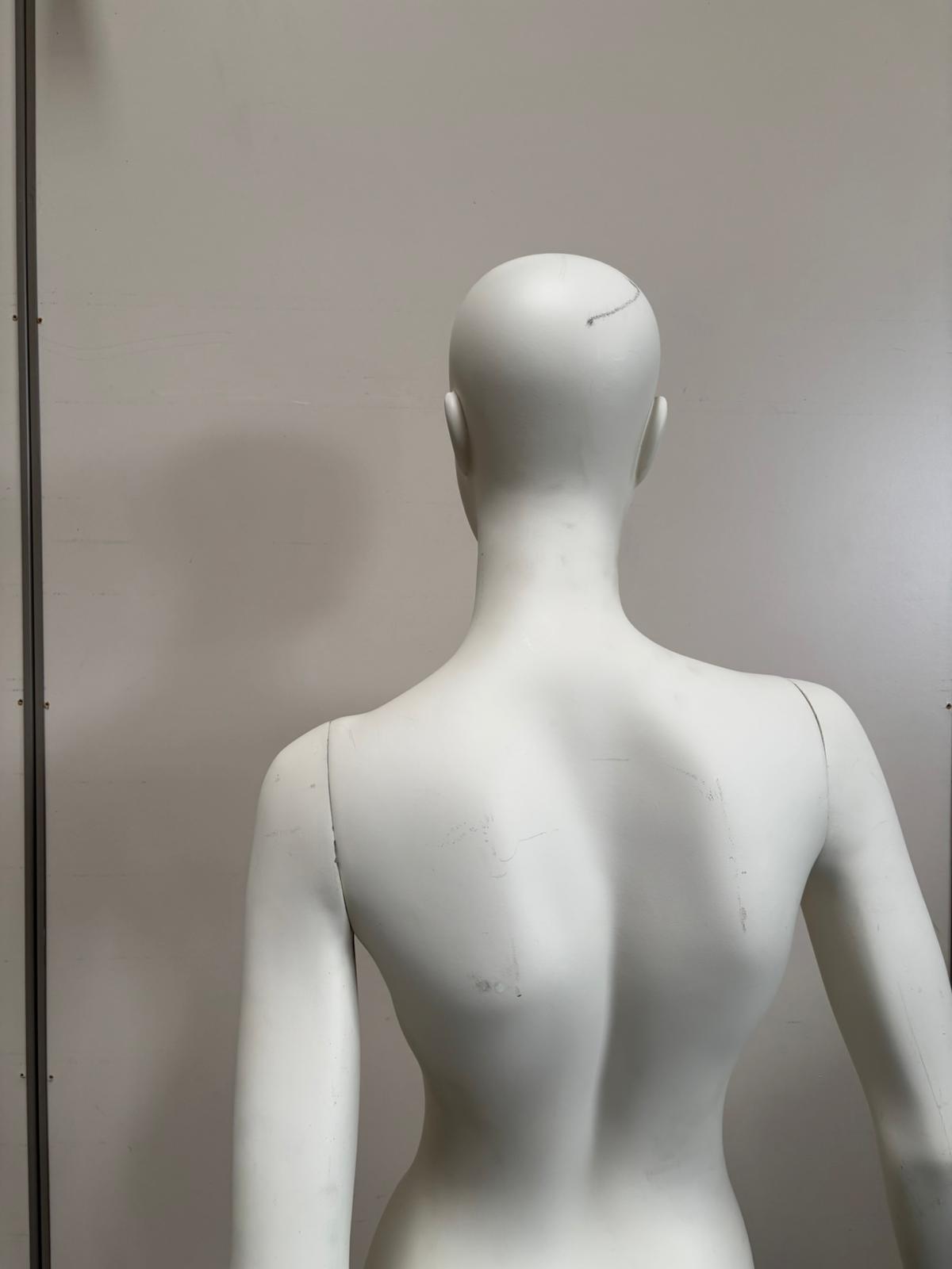 Mannequin femme complet sur socle en verre – fibre de verre blanc mat – H177 cm