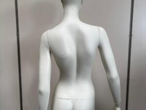Mannequin femme complet sur socle en verre – fibre de verre blanc mat – H177 cm