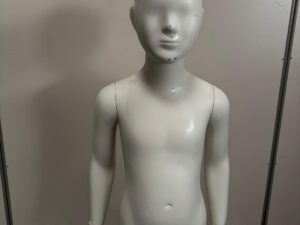Mannequin enfant complet sur socle en verre – 7 à 8 ans – fibre de verre blanc mat – H130 cm