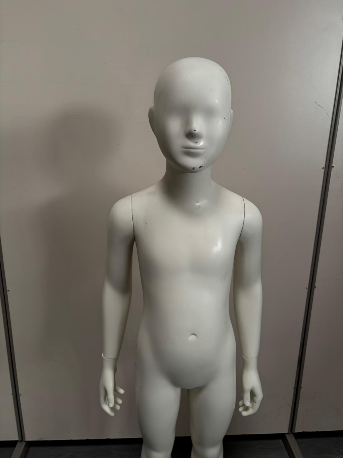 Mannequin enfant complet sur socle en verre – fibre de verre blanc mat – H130 cm