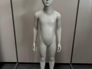 Mannequin enfant complet sur socle en verre – 7 à 8 ans – fibre de verre blanc mat – H130 cm