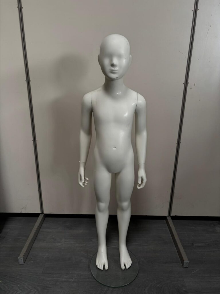 Mannequin enfant complet sur socle en verre – fibre de verre blanc mat – H130 cm