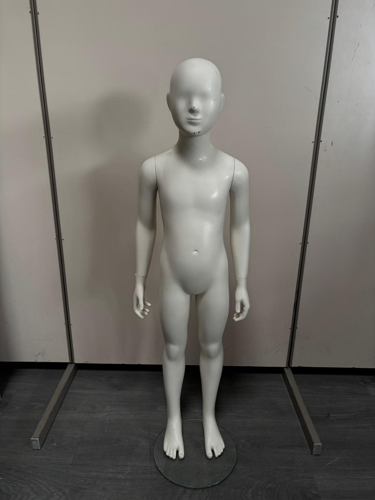 Mannequin enfant complet sur socle en verre – fibre de verre blanc mat – H130 cm