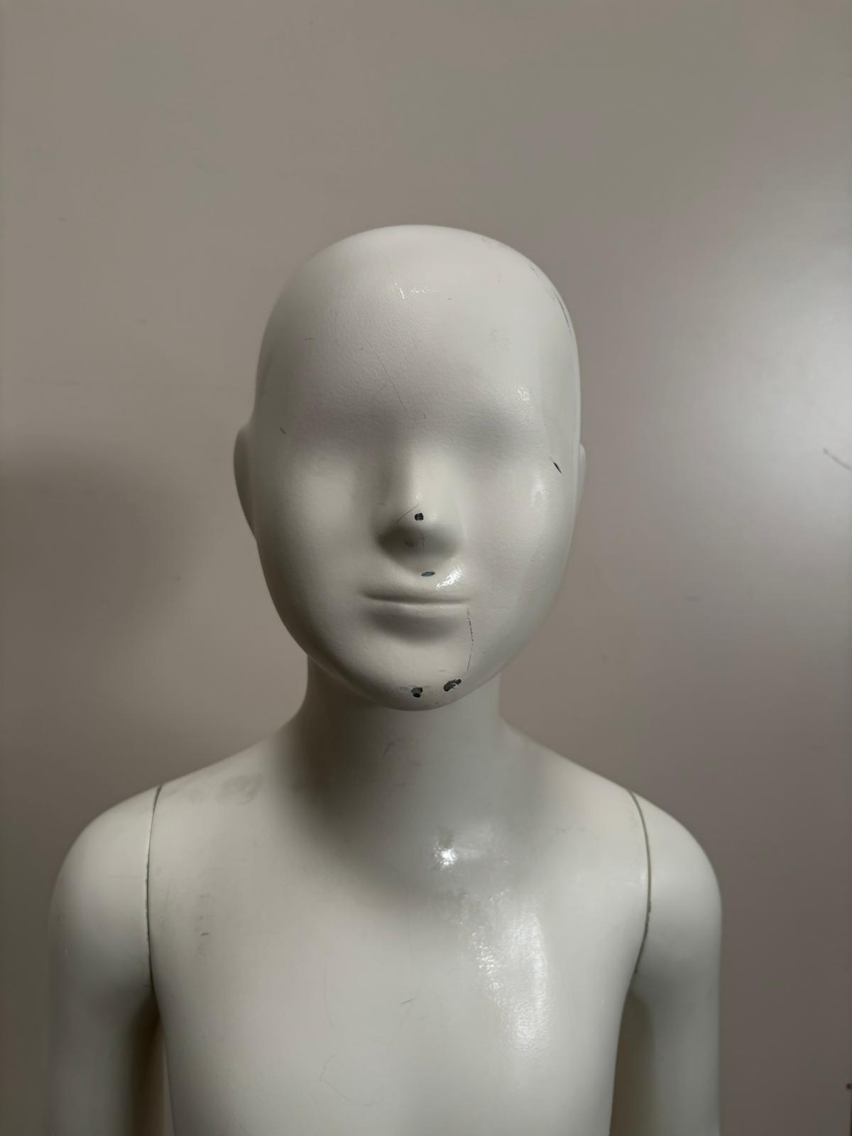 Mannequin enfant complet sur socle en verre – fibre de verre blanc mat – H130 cm