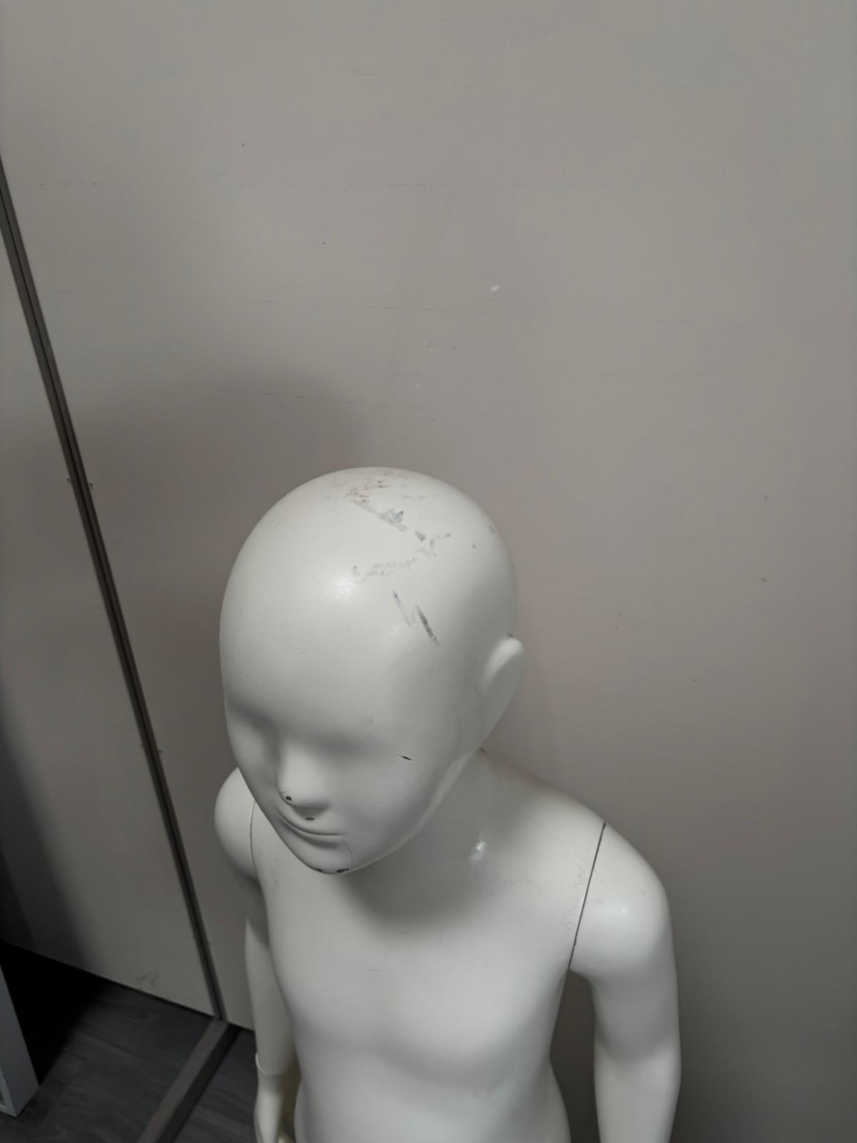 Mannequin enfant complet sur socle en verre – fibre de verre blanc mat – H130 cm