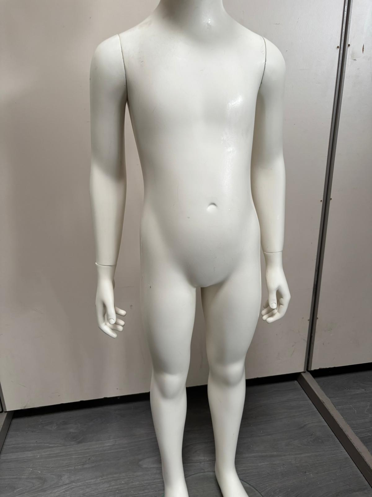 Mannequin enfant complet sur socle en verre – fibre de verre blanc mat – H130 cm