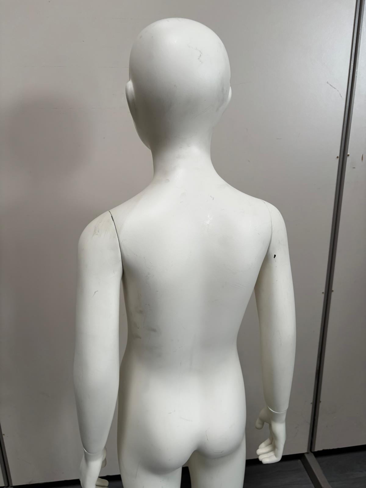 Mannequin enfant complet sur socle en verre – fibre de verre blanc mat – H130 cm