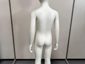 Mannequin enfant complet sur socle en verre – 7 à 8 ans – fibre de verre blanc mat – H130 cm