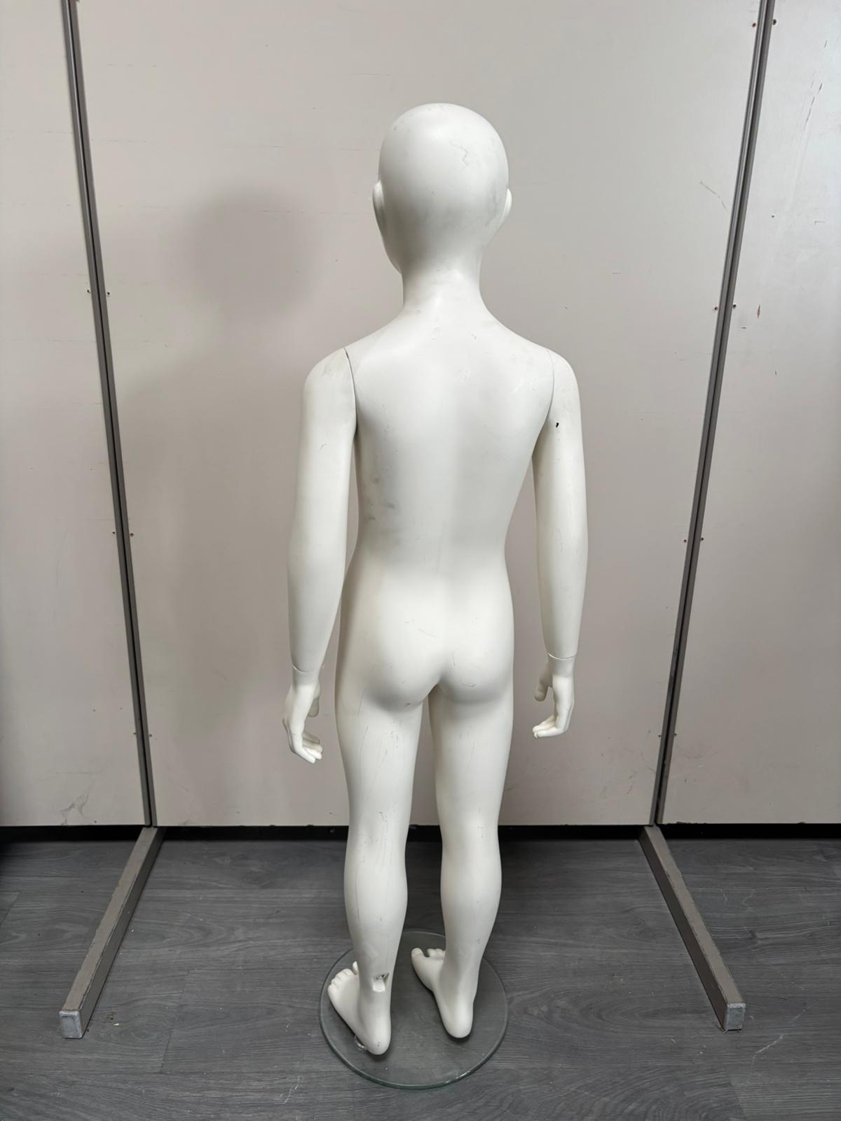 Mannequin enfant complet sur socle en verre – fibre de verre blanc mat – H130 cm