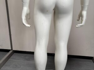 Mannequin enfant complet sur socle en verre – 7 à 8 ans – fibre de verre blanc mat – H130 cm