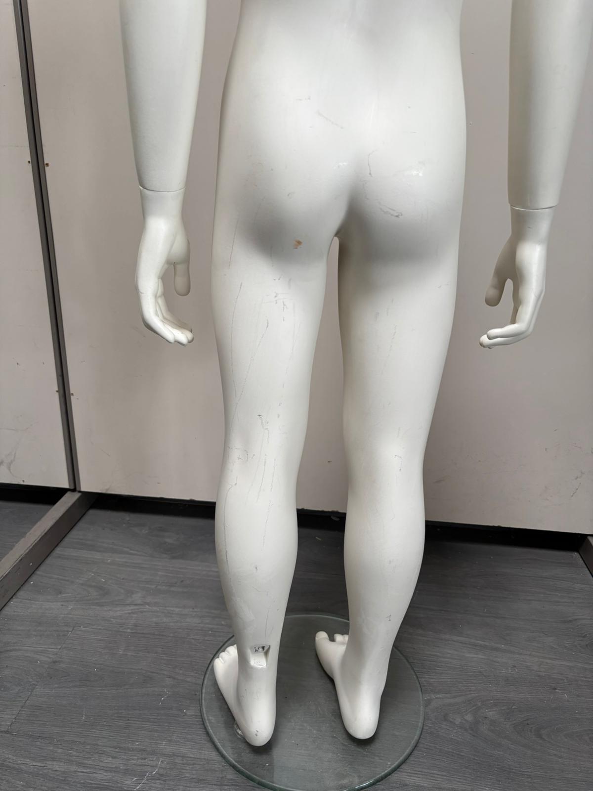Mannequin enfant complet sur socle en verre – fibre de verre blanc mat – H130 cm