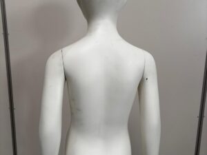 Mannequin enfant complet sur socle en verre – 7 à 8 ans – fibre de verre blanc mat – H130 cm