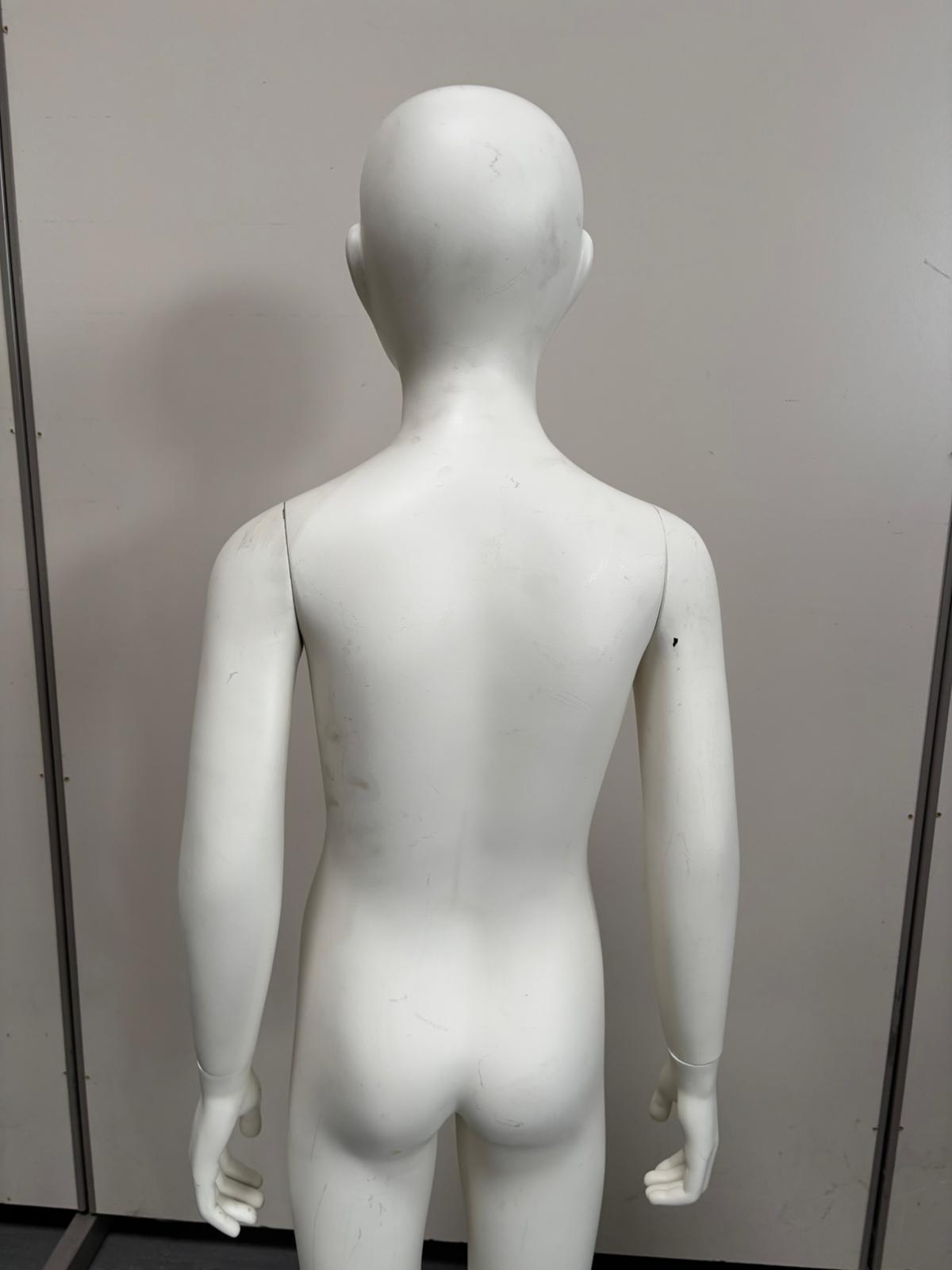 Mannequin enfant complet sur socle en verre – fibre de verre blanc mat – H130 cm