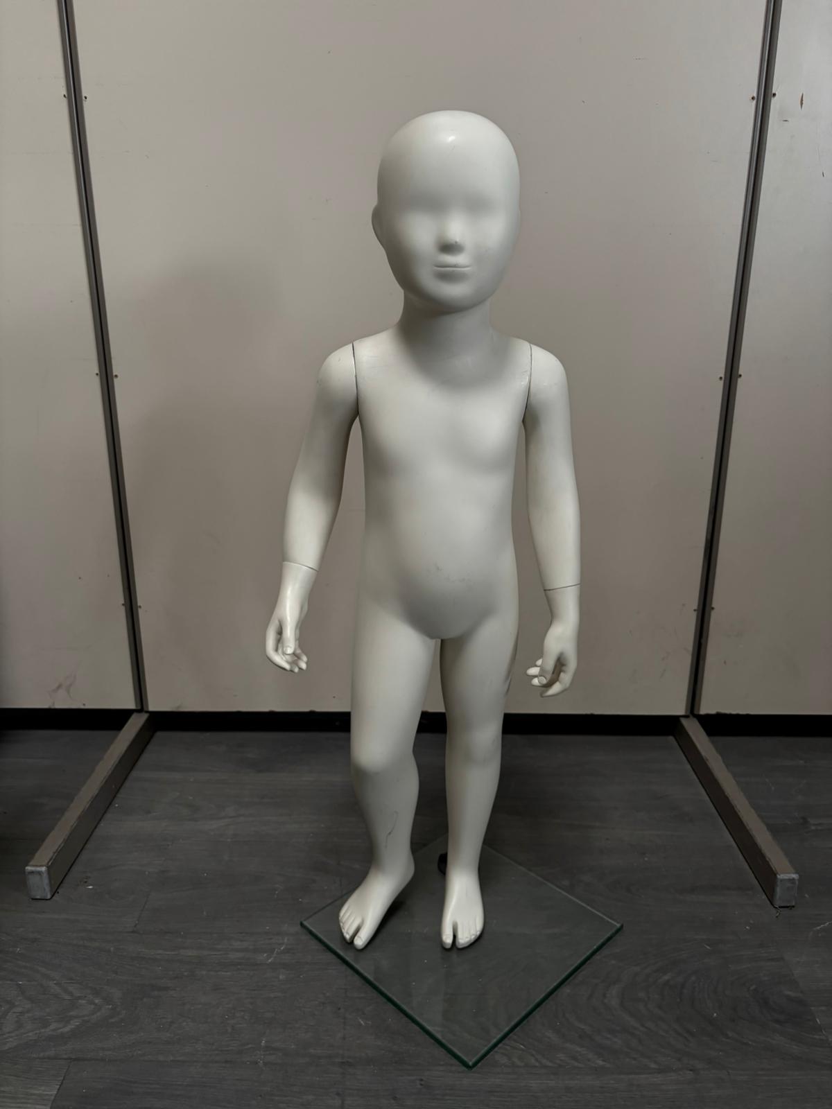Mannequin enfant complet sur socle en verre – fibre de verre blanc mat – H95 cm