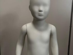 Mannequin enfant complet sur socle en verre – 2 à 3 ans – fibre de verre blanc mat – H95 cm