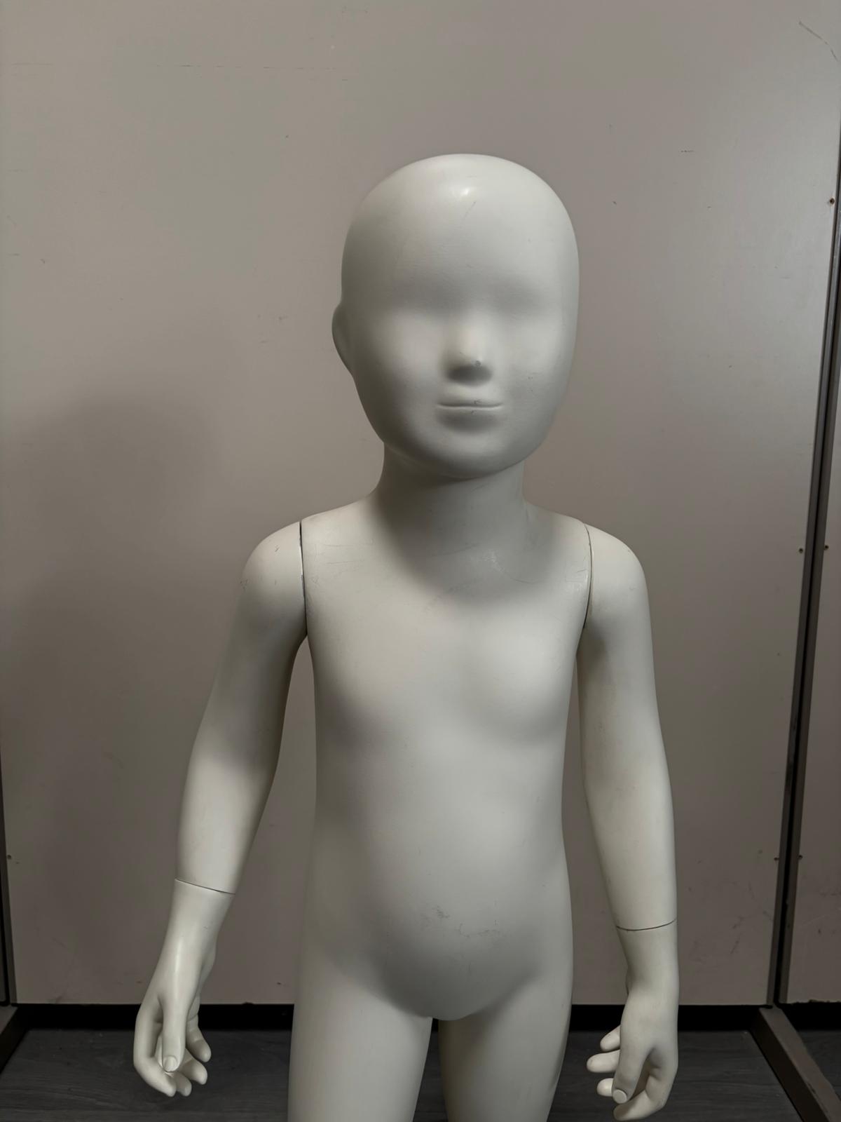 Mannequin enfant complet sur socle en verre – fibre de verre blanc mat – H95 cm