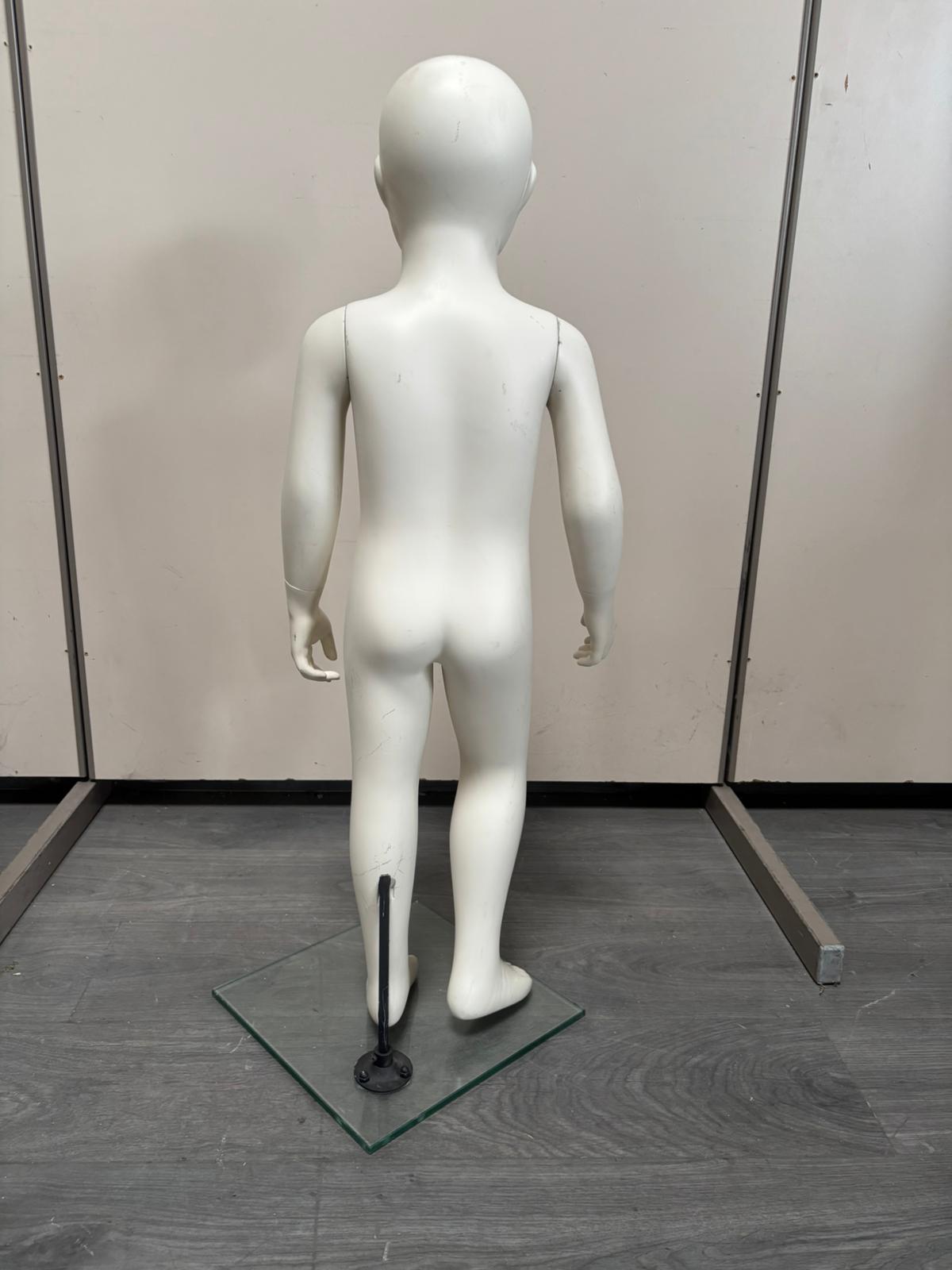 Mannequin enfant complet sur socle en verre – fibre de verre blanc mat – H95 cm