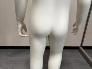 Mannequin enfant complet sur socle en verre – 2 à 3 ans – fibre de verre blanc mat – H95 cm
