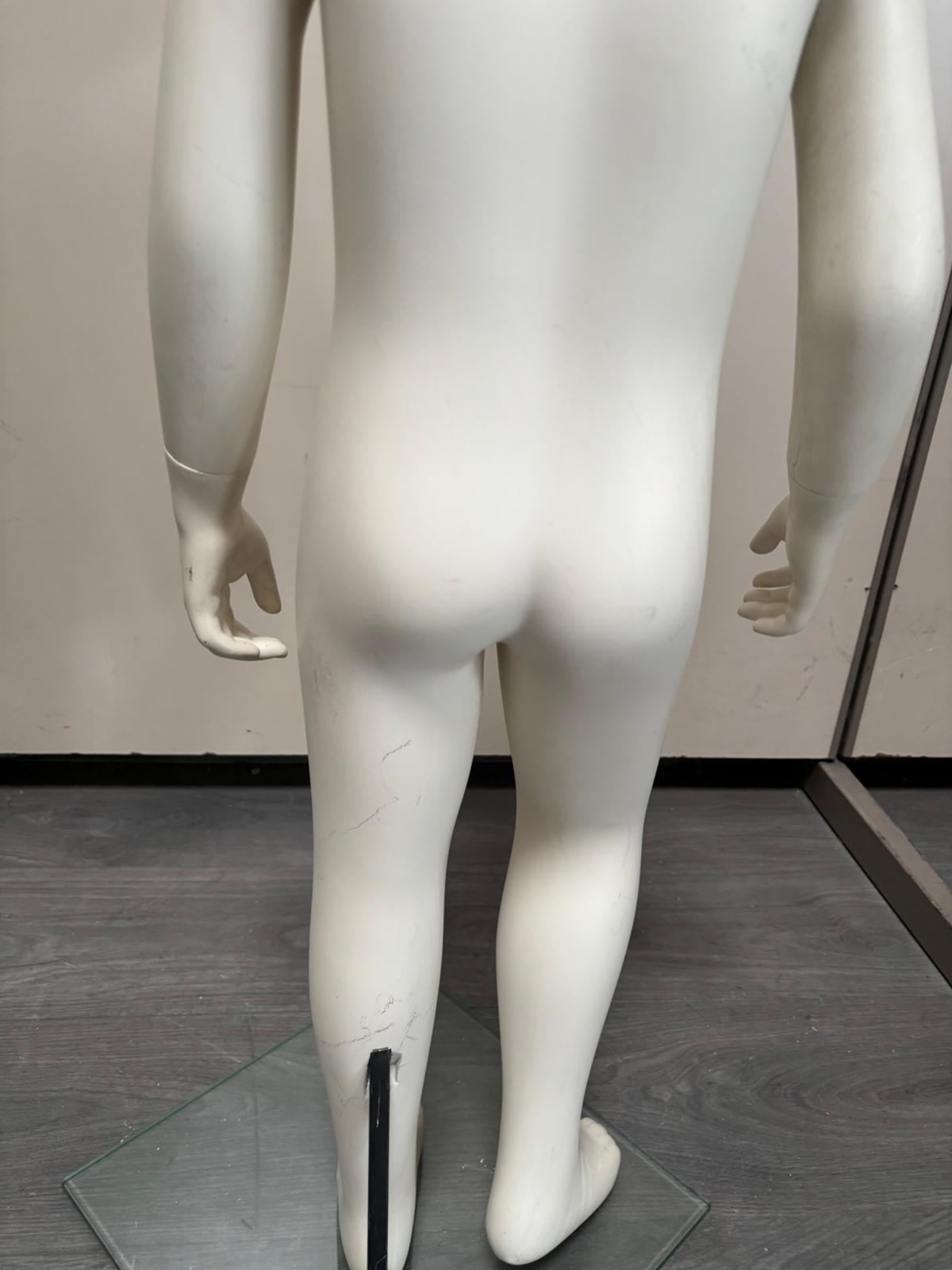 Mannequin enfant complet sur socle en verre – fibre de verre blanc mat – H95 cm