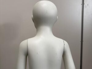 Mannequin enfant complet sur socle en verre – 2 à 3 ans – fibre de verre blanc mat – H95 cm