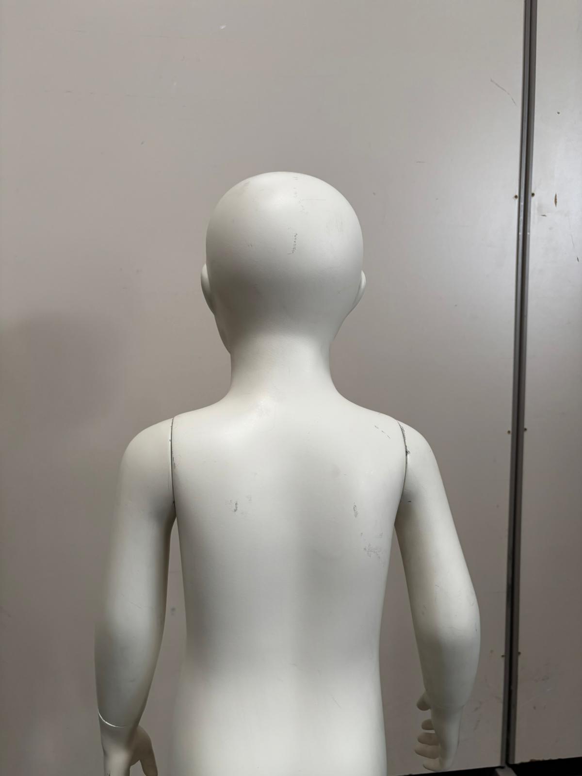 Mannequin enfant complet sur socle en verre – fibre de verre blanc mat – H95 cm