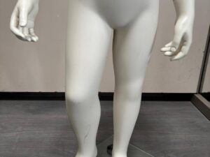 Mannequin enfant complet sur socle en verre – 2 à 3 ans – fibre de verre blanc mat – H95 cm