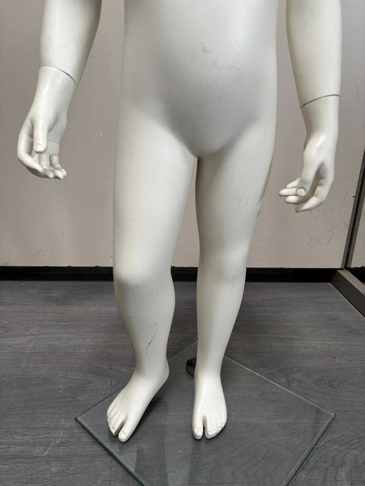Mannequin enfant complet sur socle en verre – fibre de verre blanc mat – H95 cm