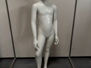 Mannequin enfant complet sur socle métallique – 5 à 6 ans – fibre de verre blanc mat – H126 cm