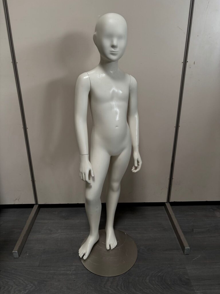 Mannequin enfant complet sur socle métallique – fibre de verre blanc mat – H126 cm