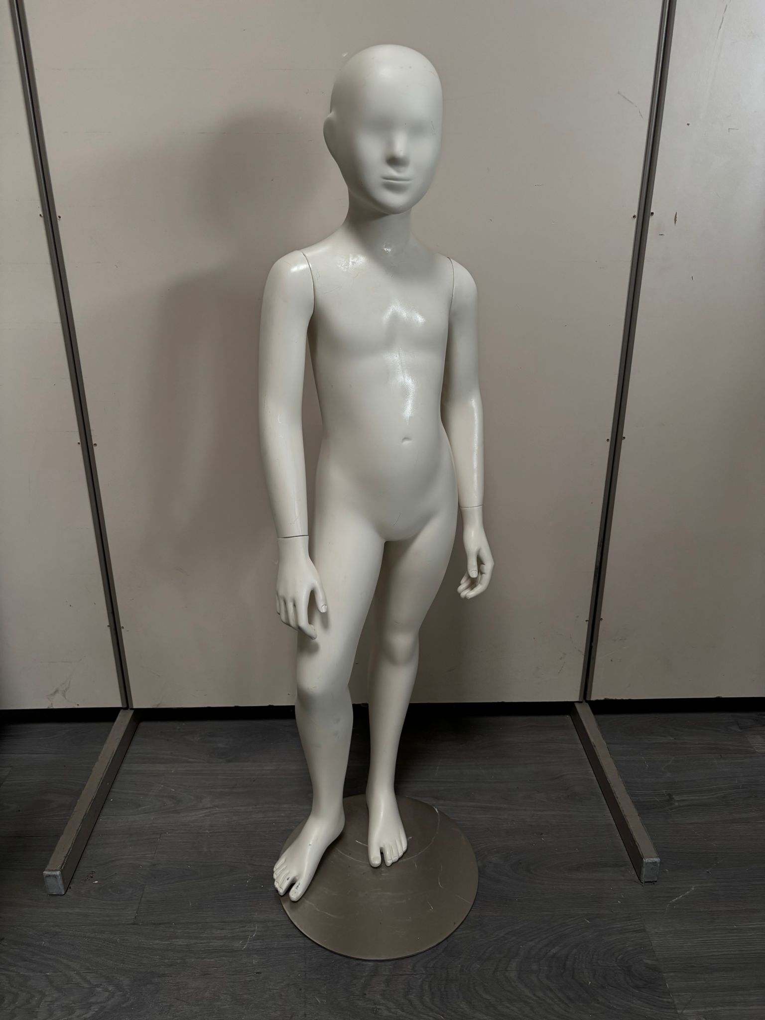 Mannequin enfant complet sur socle métallique – fibre de verre blanc mat – H126 cm