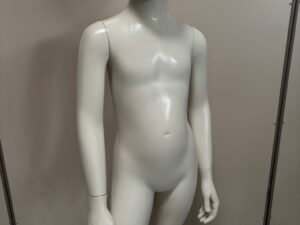 Mannequin enfant complet sur socle métallique – 5 à 6 ans – fibre de verre blanc mat – H126 cm