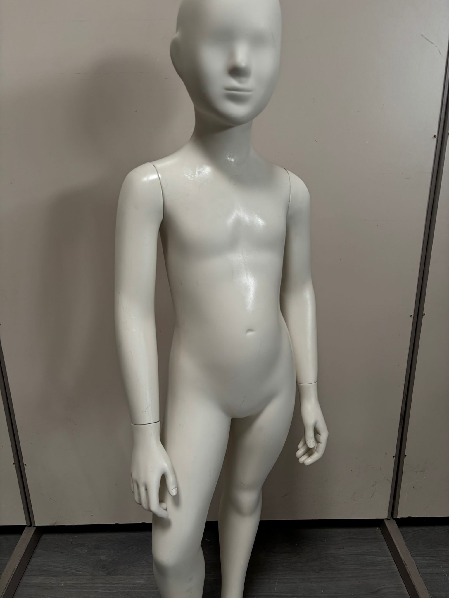 Mannequin enfant complet sur socle métallique – fibre de verre blanc mat – H126 cm