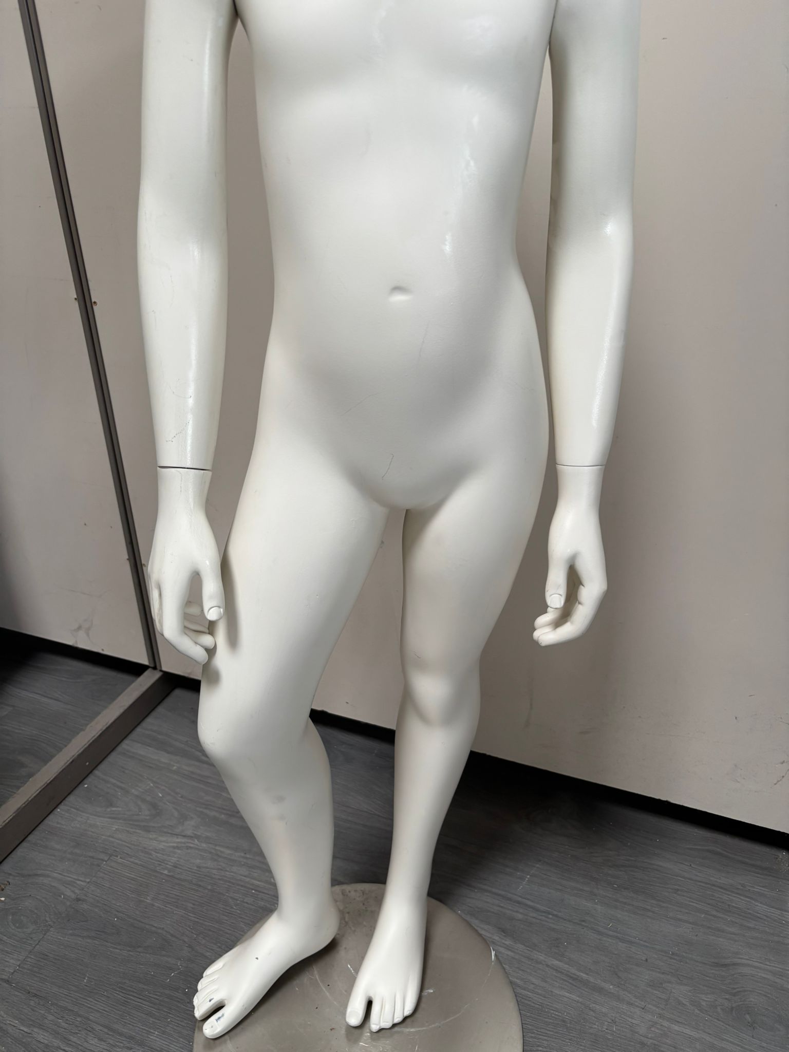 Mannequin enfant complet sur socle métallique – fibre de verre blanc mat – H126 cm
