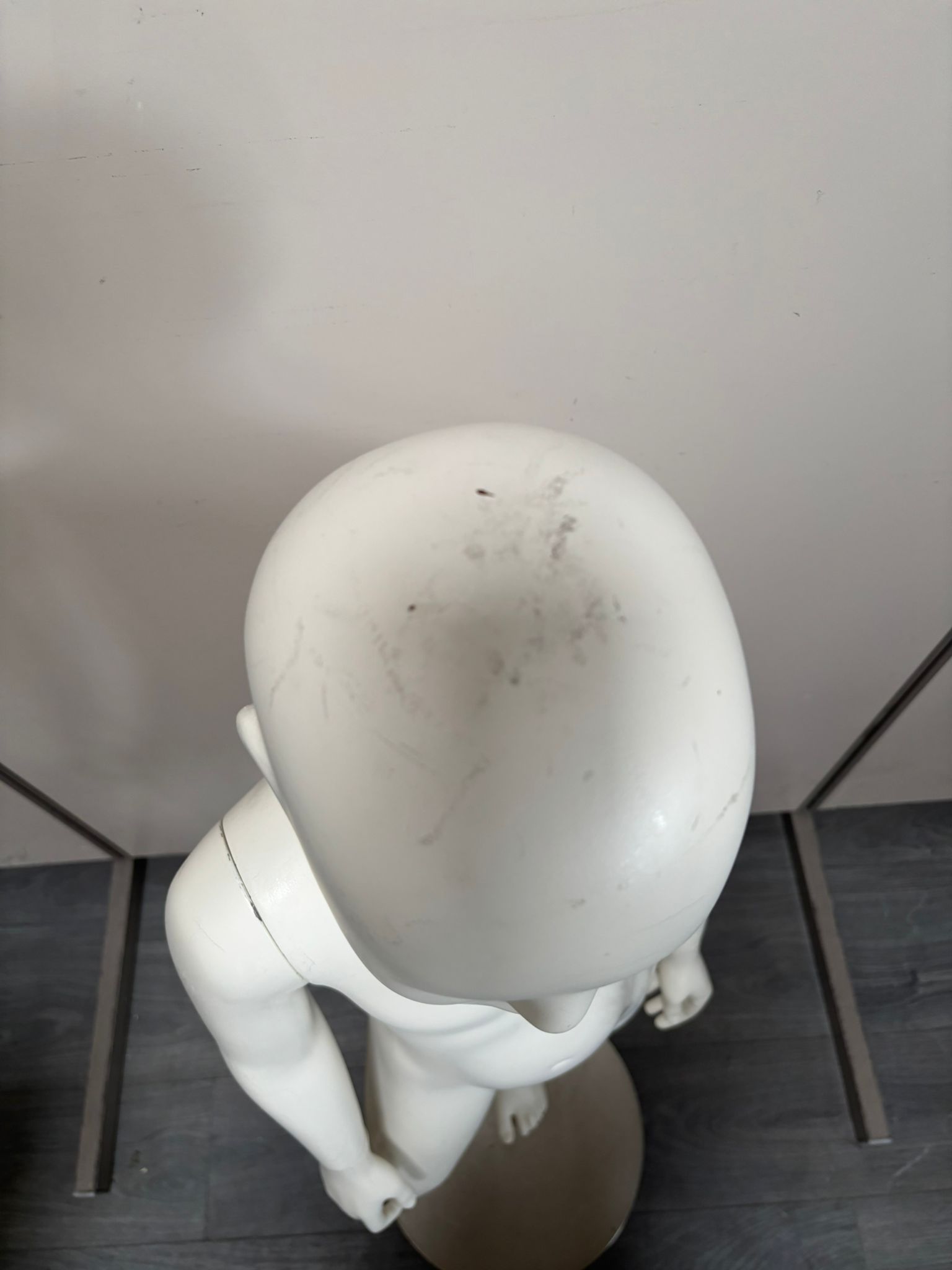 Mannequin enfant complet sur socle métallique – fibre de verre blanc mat – H126 cm