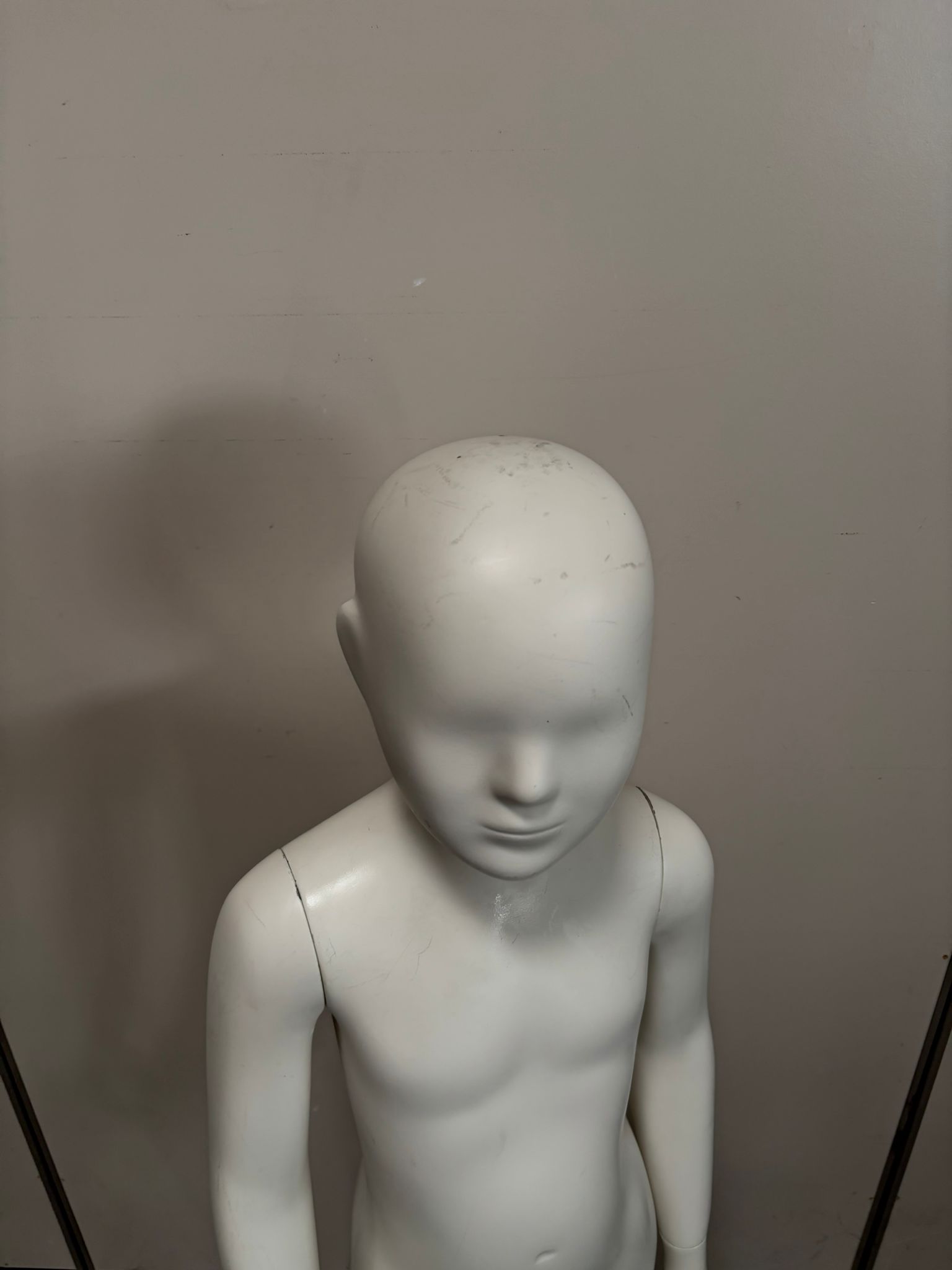 Mannequin enfant complet sur socle métallique – fibre de verre blanc mat – H126 cm