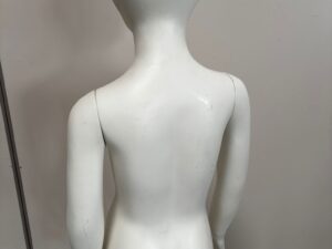 Mannequin enfant complet sur socle métallique – 5 à 6 ans – fibre de verre blanc mat – H126 cm