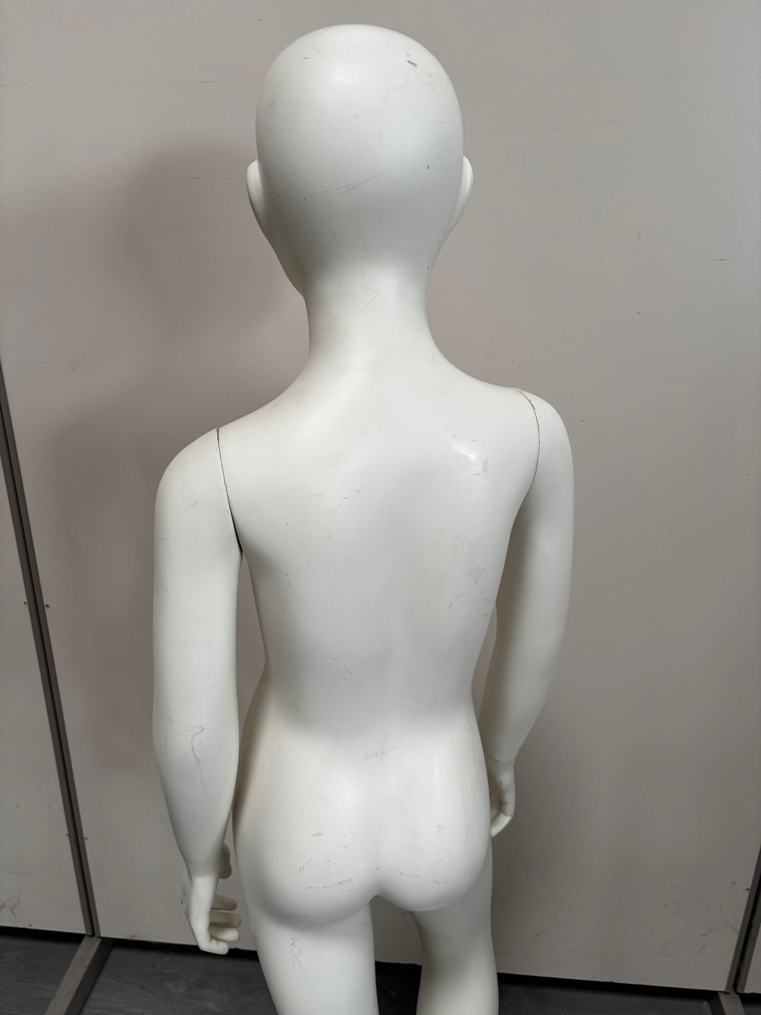 Mannequin enfant complet sur socle métallique – fibre de verre blanc mat – H126 cm