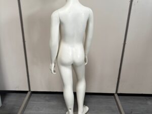 Mannequin enfant complet sur socle métallique – 5 à 6 ans – fibre de verre blanc mat – H126 cm