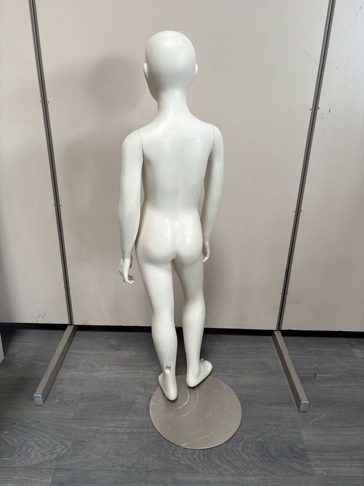 Mannequin enfant complet sur socle métallique – fibre de verre blanc mat – H126 cm