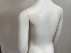 Mannequin enfant complet sur socle métallique – 5 à 6 ans – fibre de verre blanc mat – H126 cm