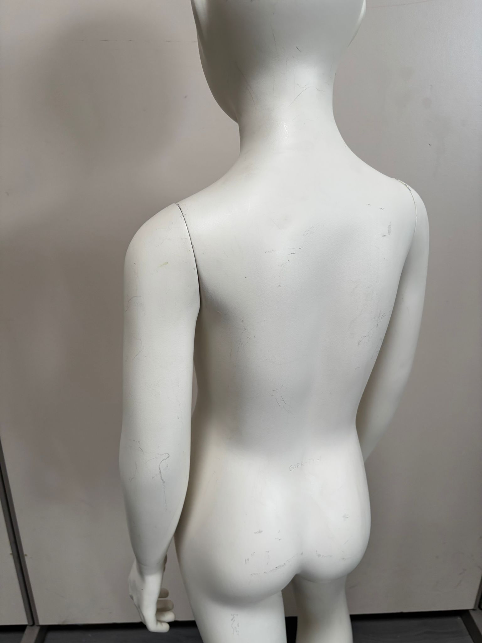 Mannequin enfant complet sur socle métallique – fibre de verre blanc mat – H126 cm
