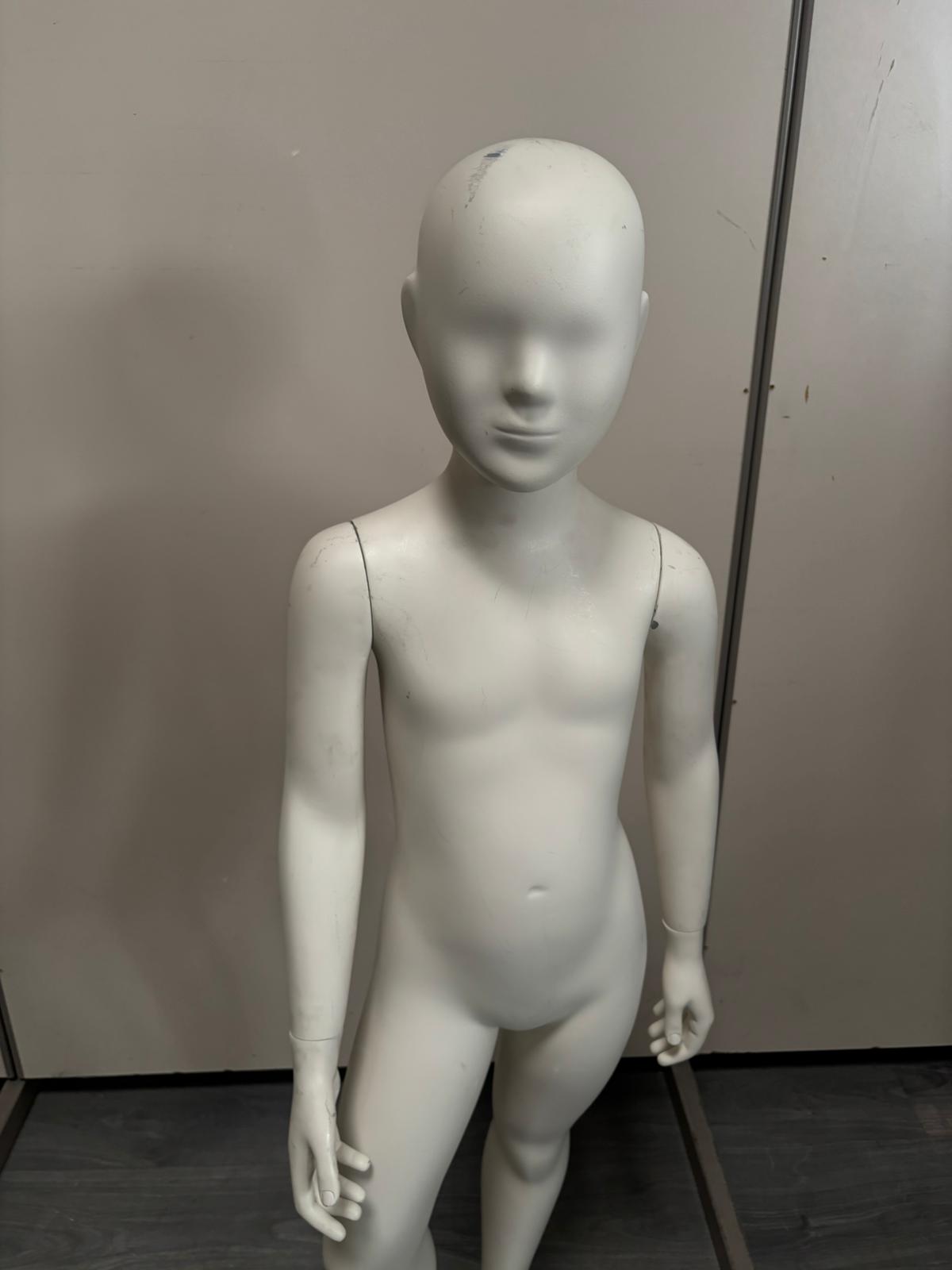 Mannequin enfant complet sur socle en verre – 7 à 8 ans – fibre de verre blanc mat – H130 cm