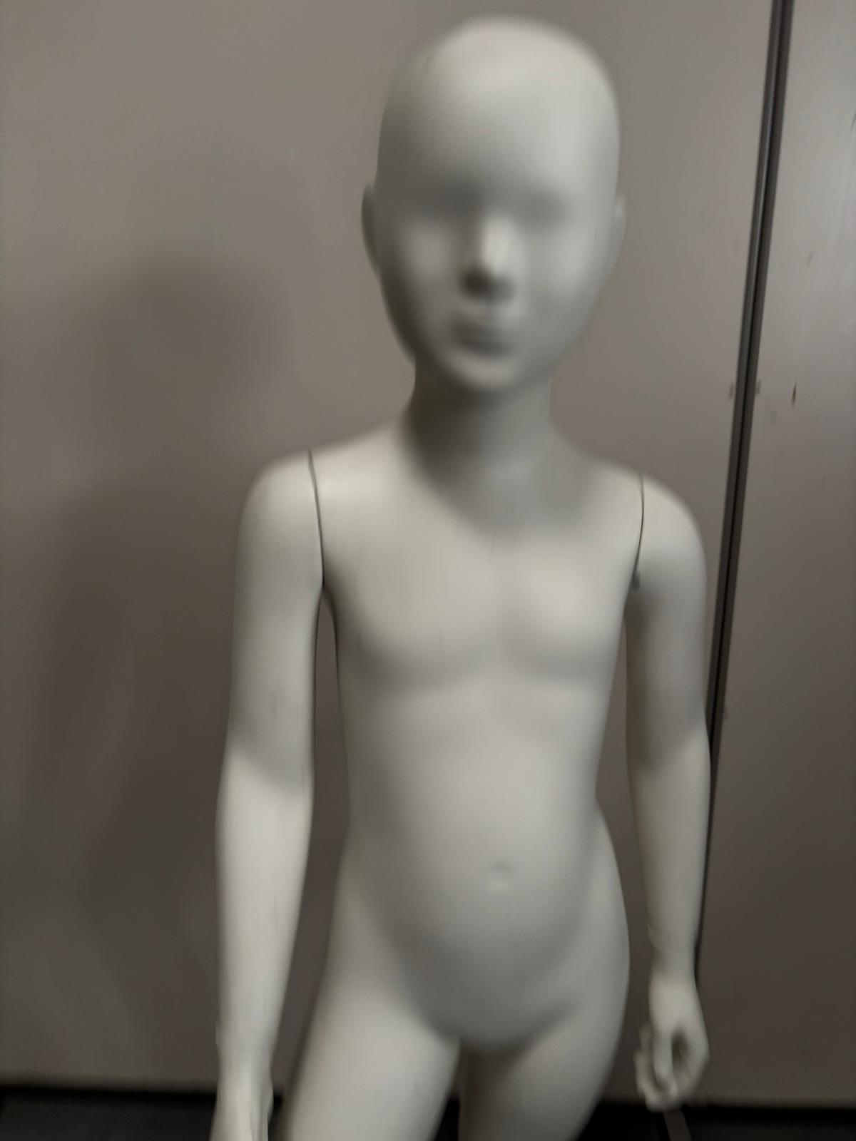 Mannequin enfant complet sur socle en verre – 7 à 8 ans – fibre de verre blanc mat – H130 cm
